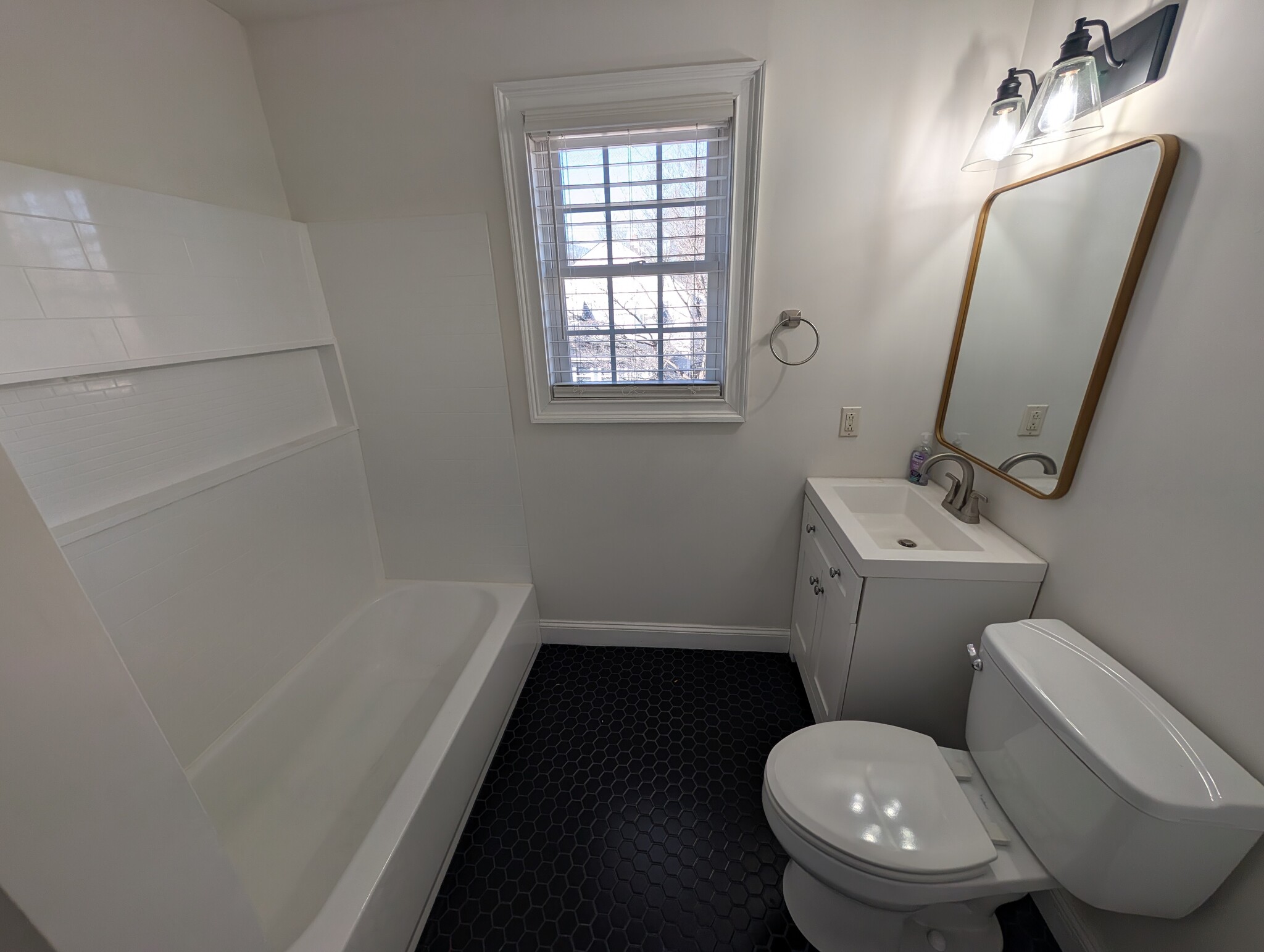 Guest Full Bath - 100 Castle Ave