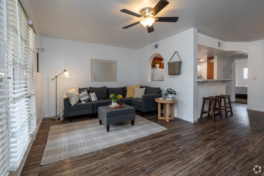 1BR, 1BA - 619SF - Living Room - Lantana Apartments