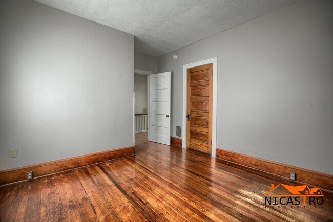 Building Photo - 2070 Indianola Ave
