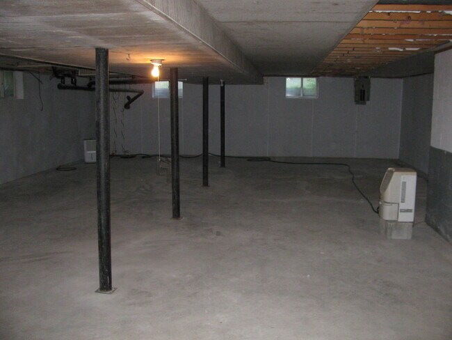 Building Photo - Private Farm House, Lots of Space, Country...
