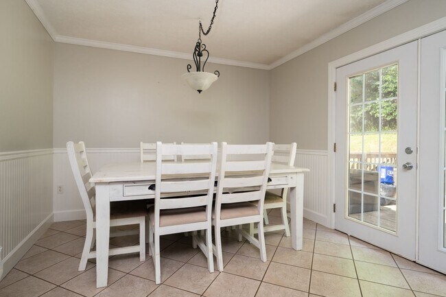 Building Photo - 3 br/ 2 bath home, private setting with garage/workshop