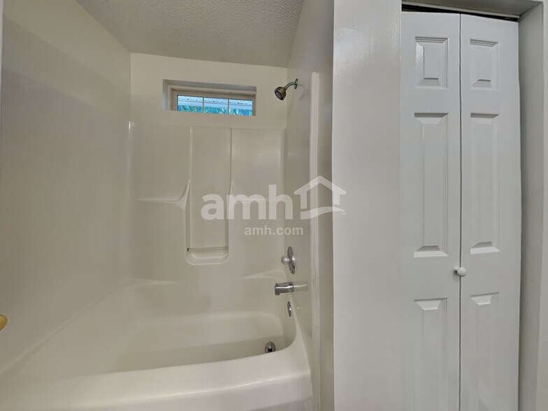 Building Photo - 7 Hazeltine Ct