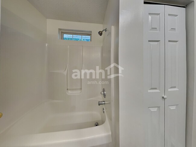 Building Photo - 7 Hazeltine Ct