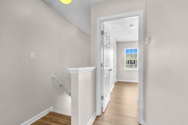 Building Photo - 2 Bed 2.5 Bath Townhome