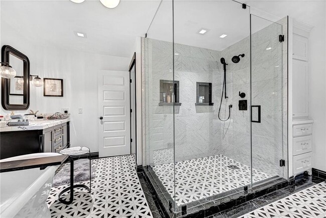 Building Photo - 242 SW D St