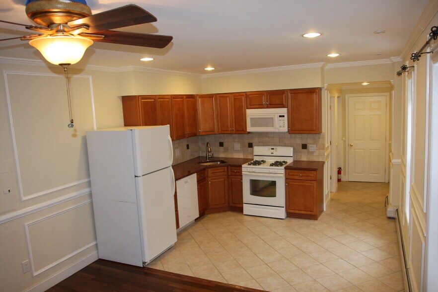 Building Photo - 46 W Main St