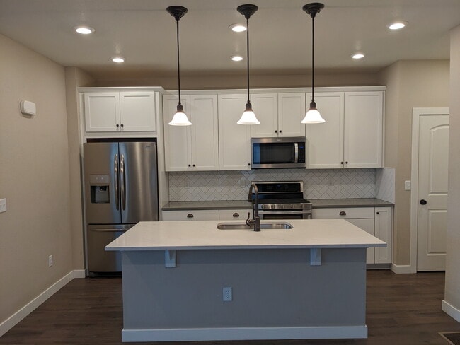 Building Photo - Luxury Open Concept Townhome in Quiet Littleton Neighborhood Complete with Mountain Views!