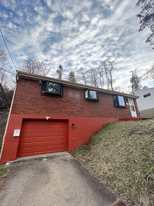 Primary Photo - Beautiful 3 Bedroom 1 Bathroom in Penn Hil...