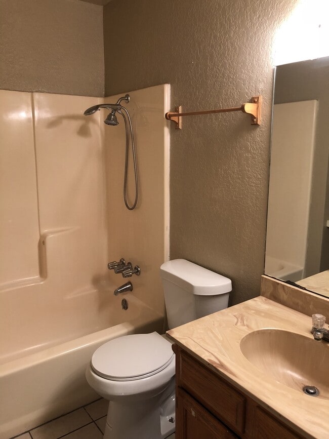 Building Photo - Three Bedroom Two Bath Home for Lease - Me...