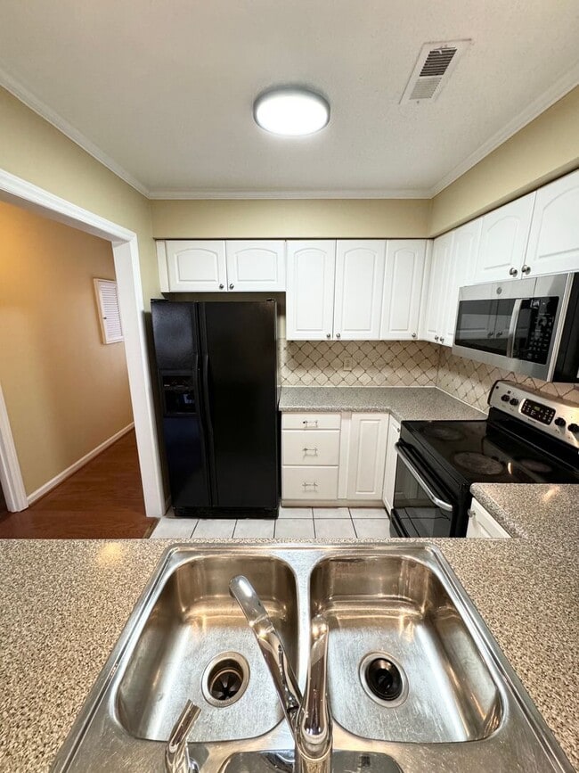 Building Photo - 3 BR 2 Bath Townhome