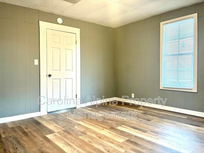 Building Photo - 401 Gardner St