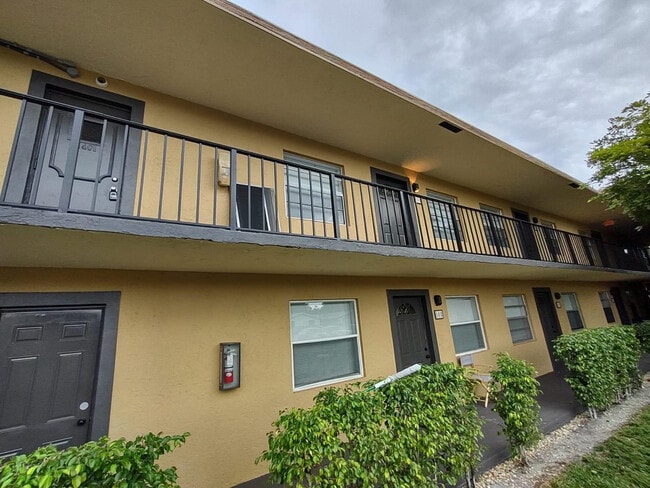 Building Photo - 1401 NE 17th Ct