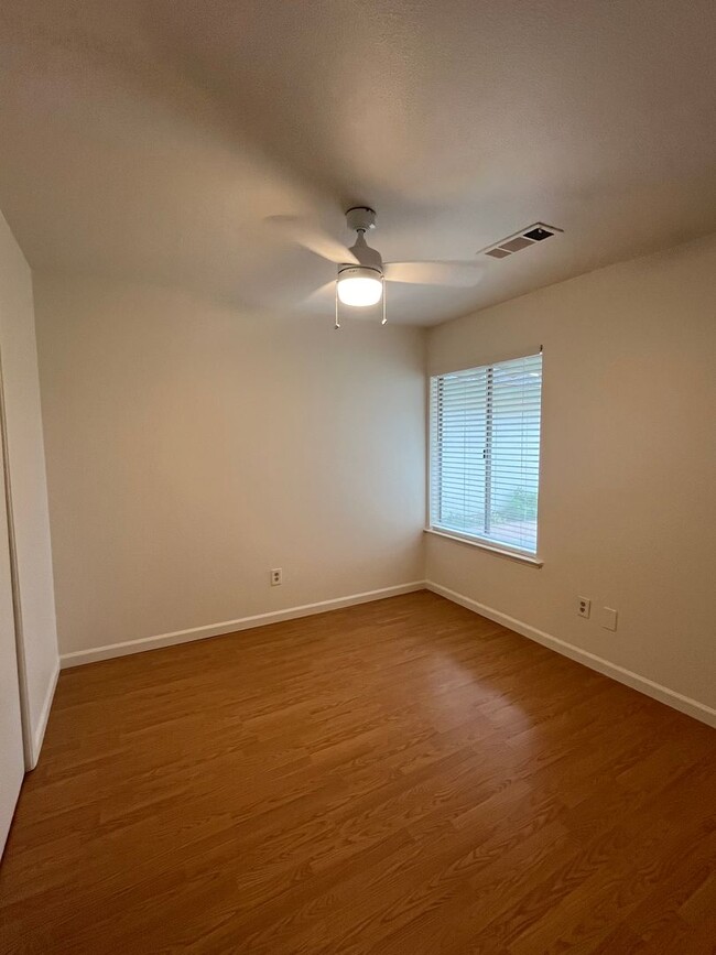 Building Photo - Charming home for rent in Tulare! Availabl...