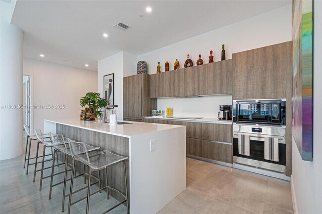 Building Photo - 17550 Collins Ave