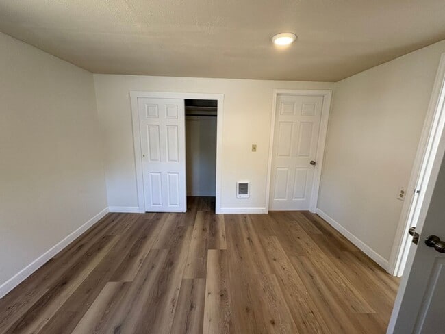 Building Photo - Freshly Remodeled 2 Bedroom Home