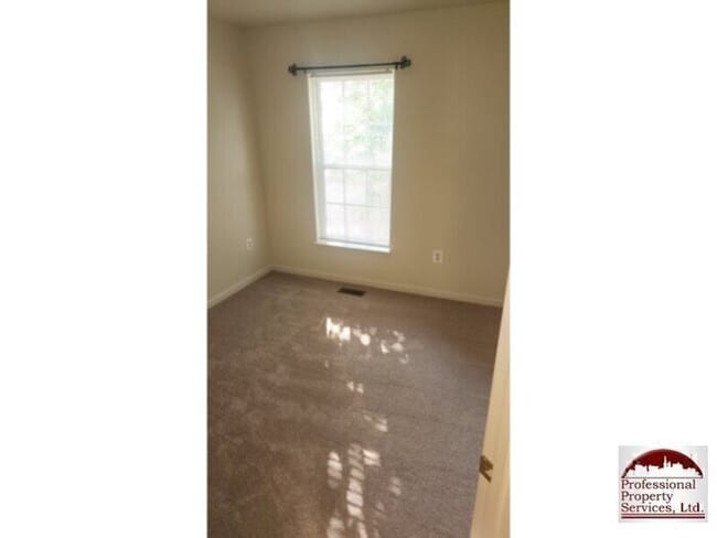 Building Photo - Spacious 3 Level Townhome In Wellington Tr...