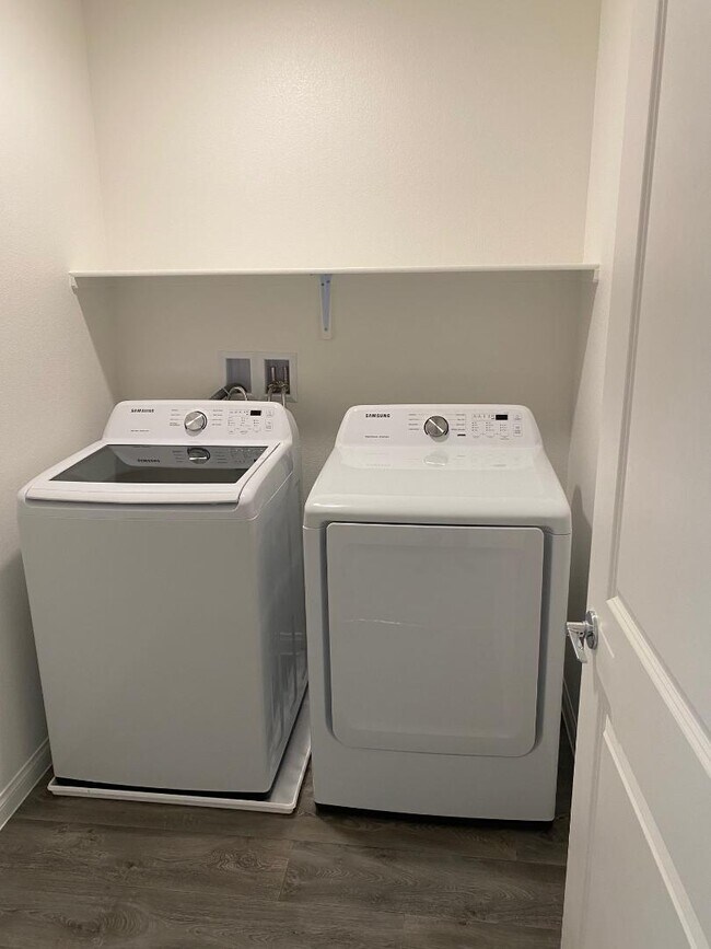 Building Photo - 12285 Glass Desert Rd