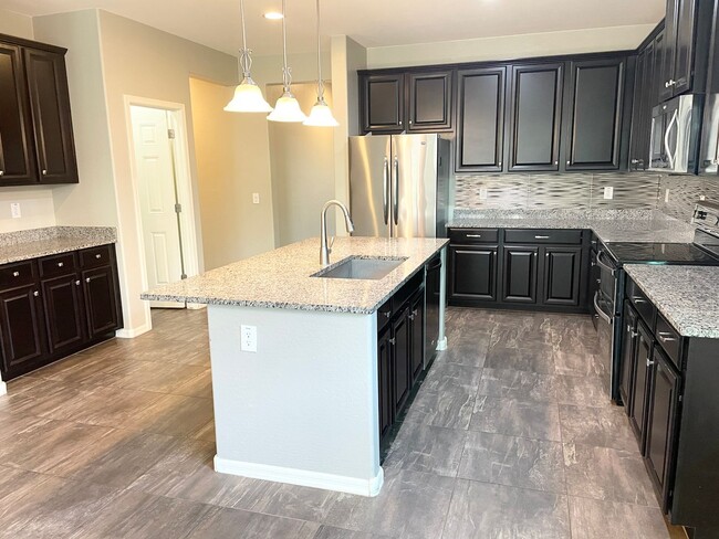 Building Photo - Beautiful 4 Bedroom Single Level Home Loca...