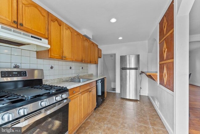 Building Photo - 633 Walker Ave