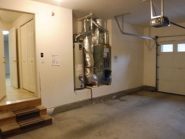 Building Photo - 2 Bed/2 Bath Apartment Located Near OSU/COCC Campus - Attached Garage