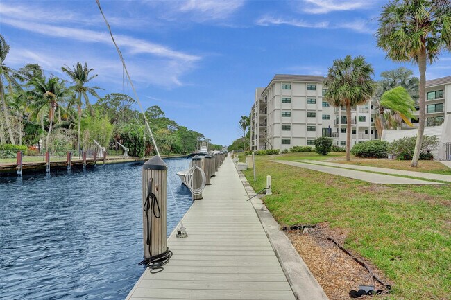 Building Photo - 1301 River Reach Dr