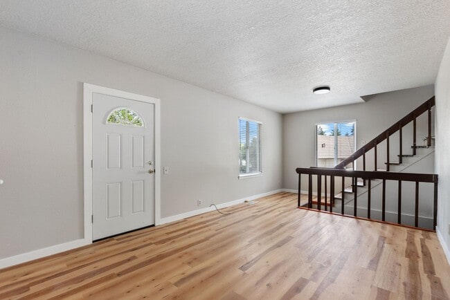 Building Photo - 3 BR Home near Springwater Trail and Powel...