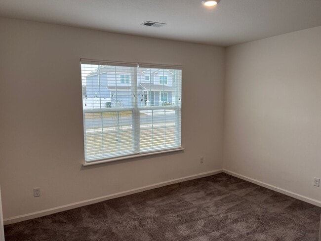 Building Photo - 121 College St