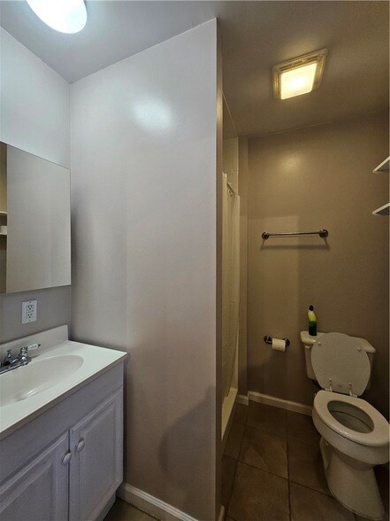 Building Photo - 102 Meadow Dr