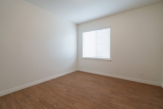 Building Photo - 2 WEEKS OFF SPECIAL..BEAUTIFUL 4 BED 3 BATH UNIT!!!!!