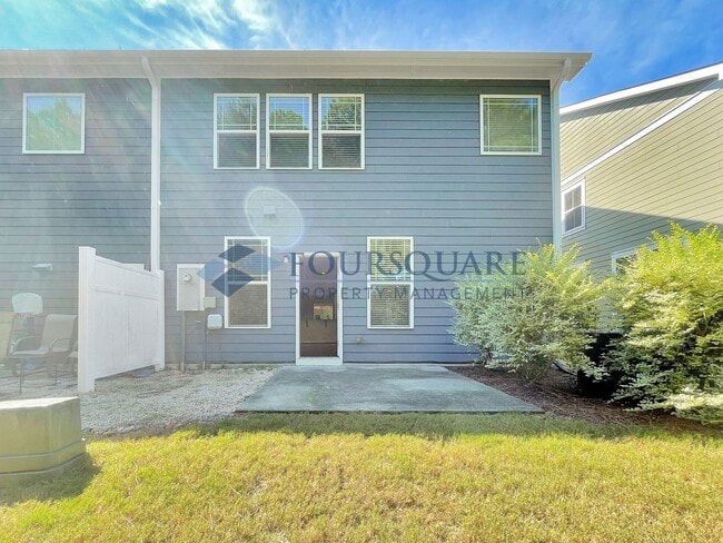 Building Photo - Spacious End-Unit Townhome with 2-Car Garage & Private Patio – Near Beaver Creek & Downtown Apex