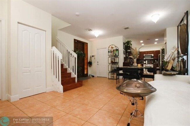 Building Photo - 1305 N 30th Ct