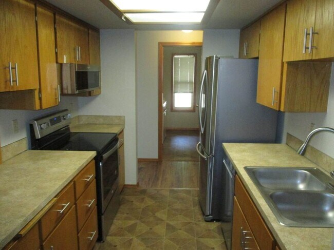 Building Photo - 2 bedroom 2 bath single story Duplex