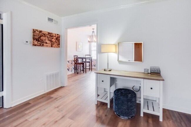 Building Photo - Charming Furnished 2BR/1BA in Midtown Savannah – Close to Everything! Unit 2