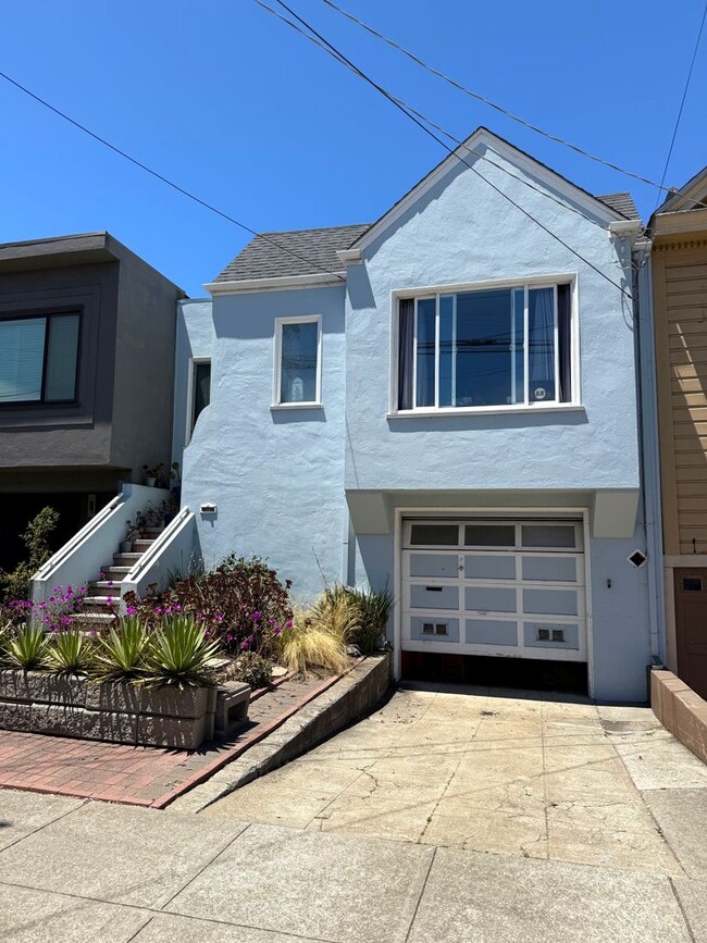 Primary Photo - UPDATED BRIGHT 1500/ft 3BR/2BR+Bonus+1GR H...