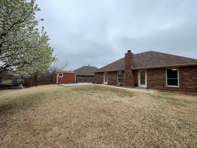 Building Photo - New Paint! 3 beds, 2 full baths, 2 car gar...