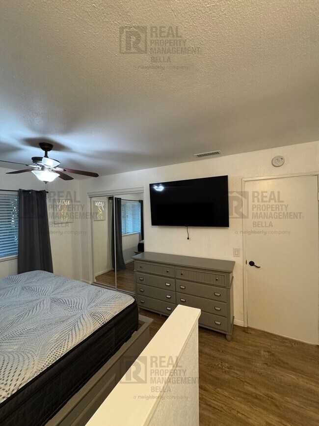 Building Photo - 24311 Canyon Lake Dr N