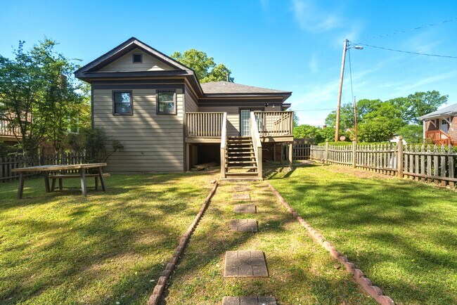 Building Photo - 506 Mellview Ave SW