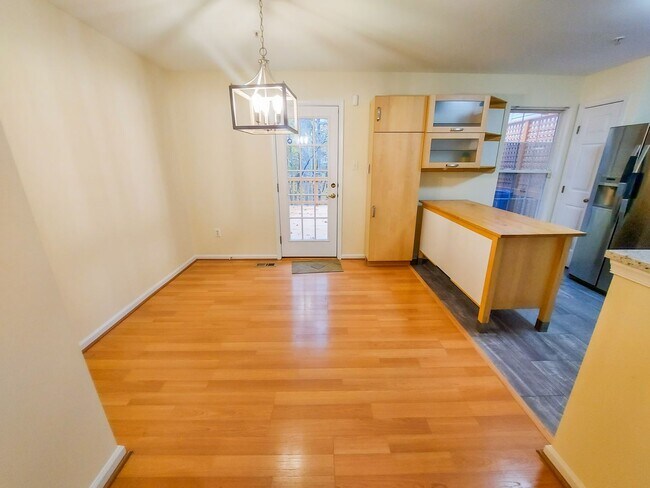 Building Photo - Charming and Updated 3BR/2.5BTH townhome in desirable Germantown, MD
