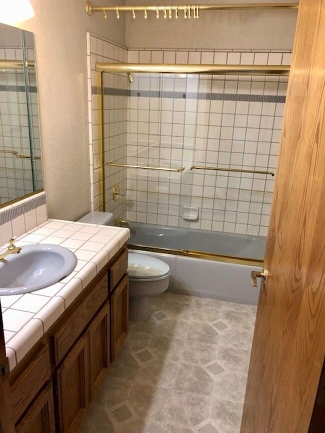 Building Photo - Spacious 4 bedroom 3 bath home in Folsom