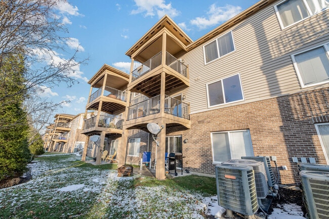 Building Photo - 2215 Rolling Hills Dr