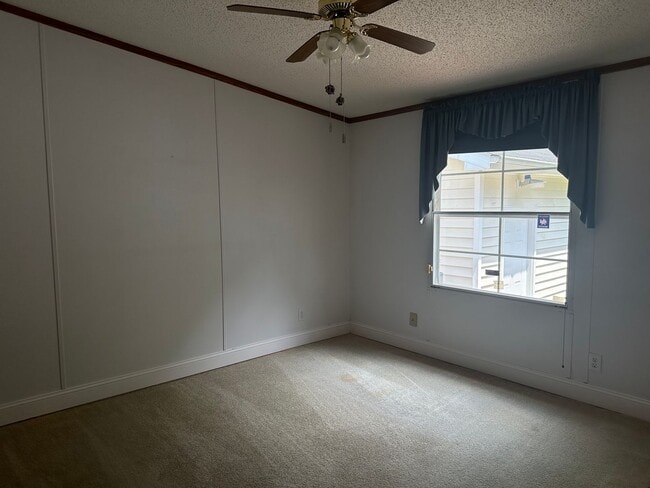 Building Photo - 4 bedroom 2 bathroom spacious home!