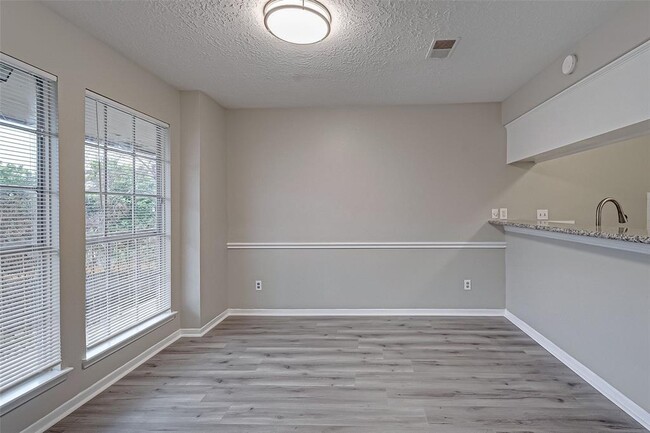 Building Photo - 11503 Meadow Ln