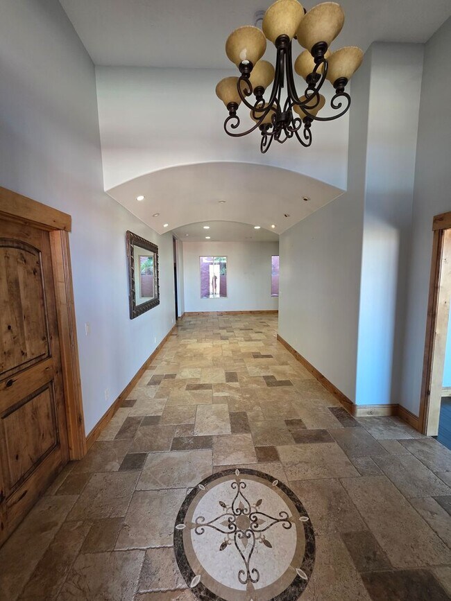 Building Photo - 3 bed 3 bath home - Located just below The D sign! MUST SEE PICTURES!