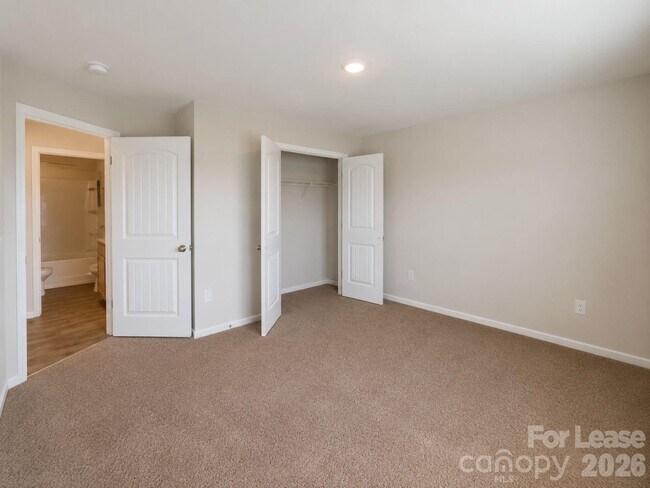 Building Photo - 3003 Cres Lk Ln