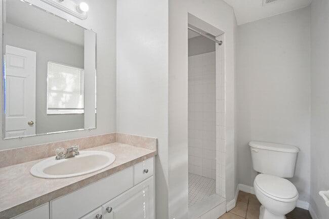 Building Photo - Move in Ready! Modern 3-Bedroom 2-bath Hom...