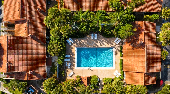 Building Photo - Gorgeous 2/2 Wood Floors Condo For Rent @ The Crest close to UCF and Valencia.