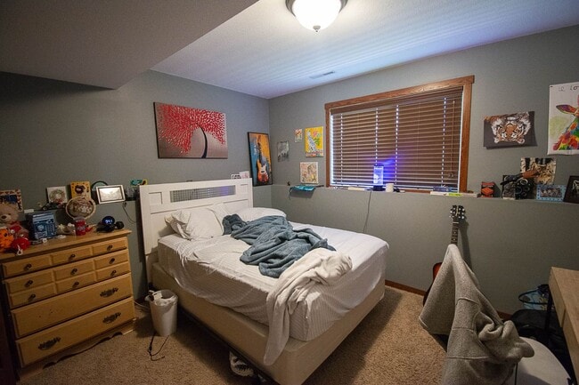 Building Photo - Spacious NW Home with Fenced Yard & Deck