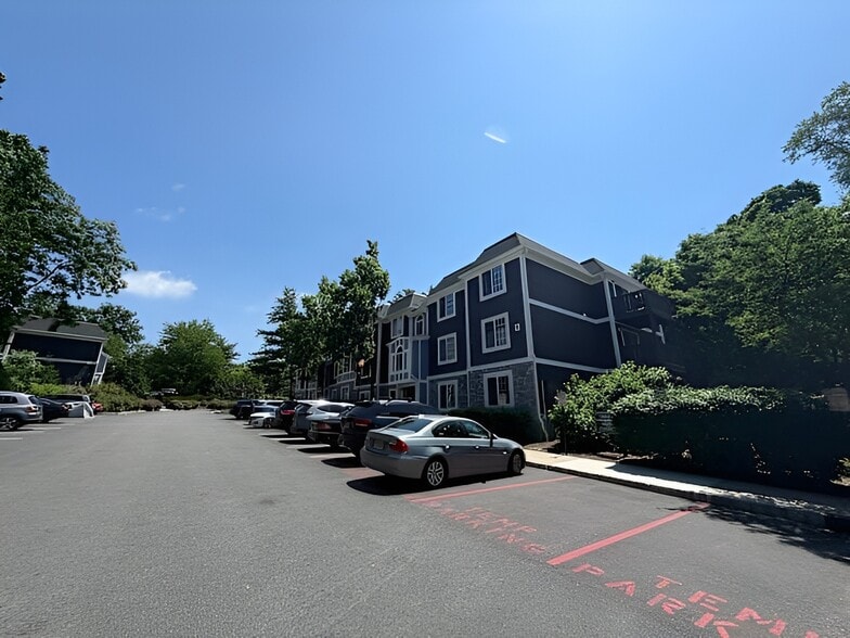 Building Photo - 105 Village Dr