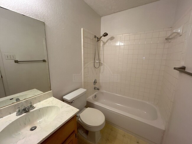 Building Photo - **2 WEEK FREE RENT***3103 Thoroughbred, Ki...