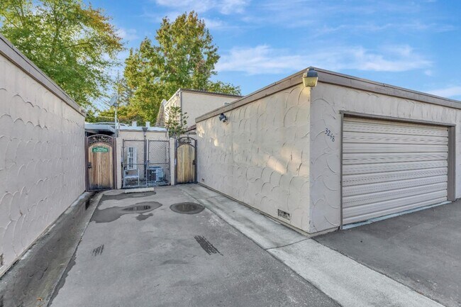 Building Photo - Recently updated spacious 3 bedroom 2.5 bath townhome available soon